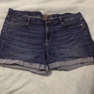 Arizona shorts super stretchy! Size 19